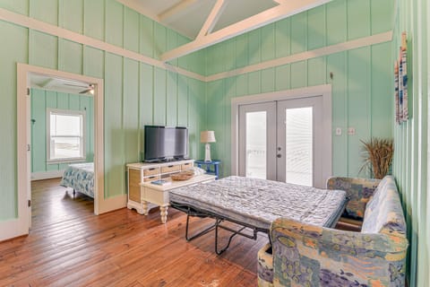 Walk to Beach: Home w/ Hot Tub & Deck in Gilchrist House in Bolivar Peninsula