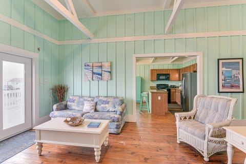 Walk to Beach: Home w/ Hot Tub & Deck in Gilchrist House in Bolivar Peninsula