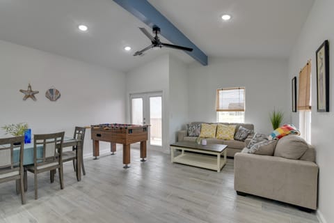 9 Mi to Crystal Beach! Pet-Friendly Coastal Escape Apartment in Texas City