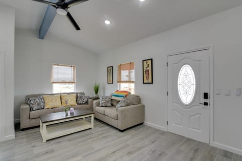 9 Mi to Crystal Beach! Pet-Friendly Coastal Escape Apartment in Texas City