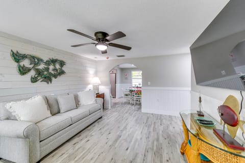 2 Blocks to Beach: Tropical Retreat in Anna Maria Apartment in Anna Maria Island
