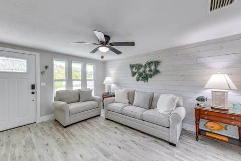 2 Blocks to Beach: Tropical Retreat in Anna Maria Apartment in Anna Maria Island
