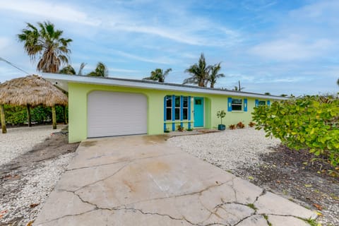 2 Blocks to Beach: Tropical Retreat in Anna Maria Apartment in Anna Maria Island