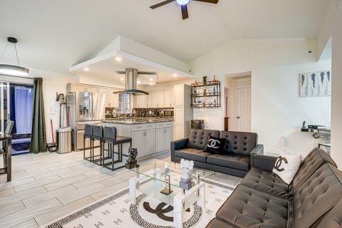 2 Mi to Golfing: Chic & Cozy Retreat in Lakeland! House in Lakeland