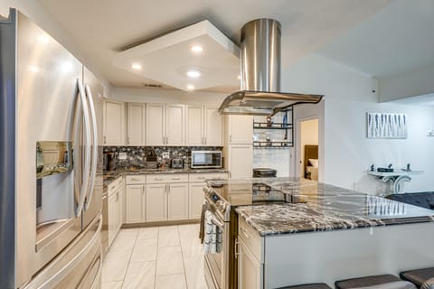 2 Mi to Golfing: Chic & Cozy Retreat in Lakeland! House in Lakeland