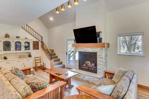 Game Room & Deck: Pet-Friendly Lake Arrowhead Home House in Lake Arrowhead