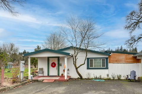 5 Mi to Forest Grove: Historic Farmland Escape House in Willamette Valley