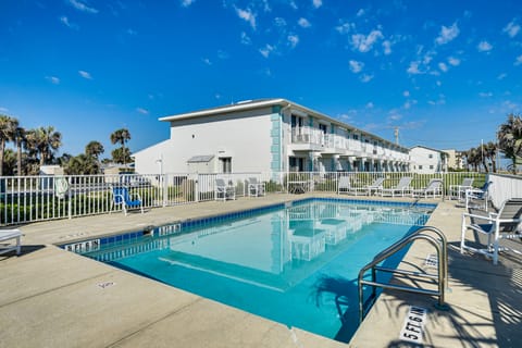 Walk to Ocean: Family Retreat in Ormond Beach! Apartment in Ormond By The Sea