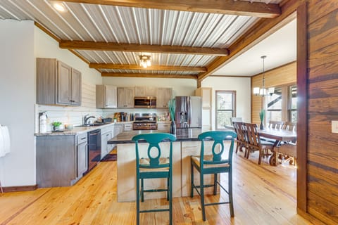 Hot Tub + Grill: Rustic Altoona Cabin w/ Views House in Alabama