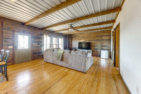 Hot Tub + Grill: Rustic Altoona Cabin w/ Views House in Alabama