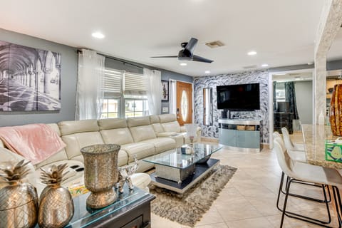 8 Mi to Sunset Beach: Home w/ Large Patio + Pool! House in New Port Richey