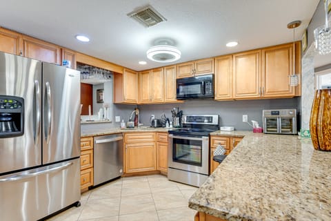 8 Mi to Sunset Beach: Home w/ Large Patio + Pool! House in New Port Richey