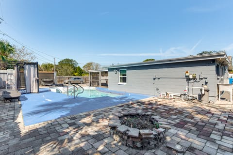 8 Mi to Sunset Beach: Home w/ Large Patio + Pool! House in New Port Richey