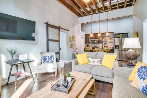 Dtwn Loft in the Heart of Monett: Pets Welcome! Apartment in Ozark Mountains