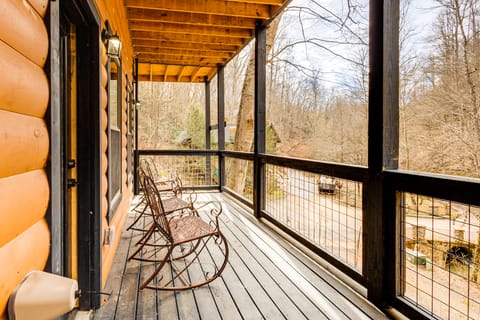 8 Mi to Dollywood: Cabin w/ Hot Tub & Decks! House in Sevierville