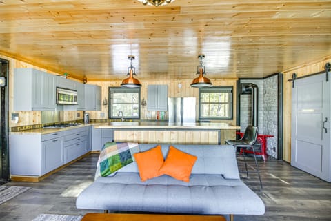 Lakefront Cabin on Lake Vermilion w/ Large Dock House in Lake Vermilion