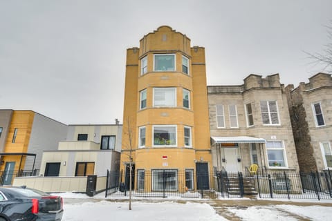 Apt 5 Mi to Chicago Loop: Walk to Public Transit! Apartment in Chicago