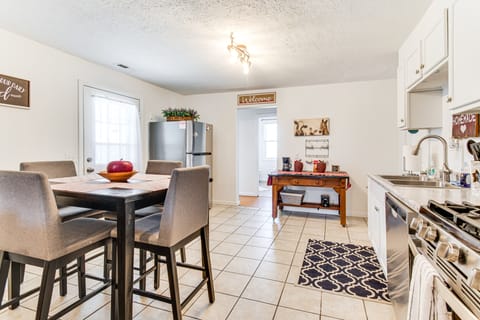 Pet-Friendly: Mins to Local Attractions! House in Indiana