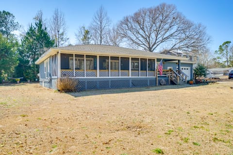 Surf City Spring Escape w/ Fire Pit House in Surf City