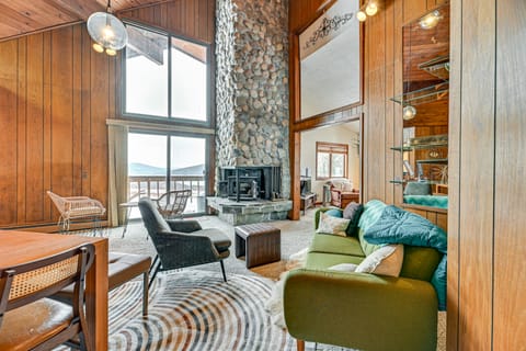 Near Canandaigua Lake: Retro Cabin w/ Deck & Views House in Finger Lakes