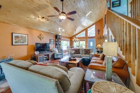 Walk to Main St: 'Mountain Creek Home' w/ GAMEROOM House in Red River