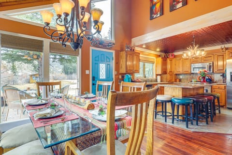 Walk to Main St: 'Mountain Creek Home' w/ GAMEROOM House in Red River