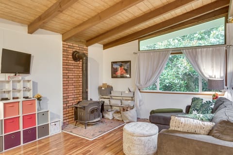 2 Mi to Hawaii Volcanoes Nat'l Park: House w/ Deck House in Volcano