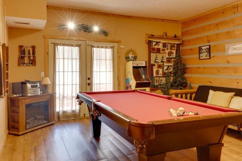 Private Hot Tub & Game Room: Mountain Retreat! Apartment in Gatlinburg