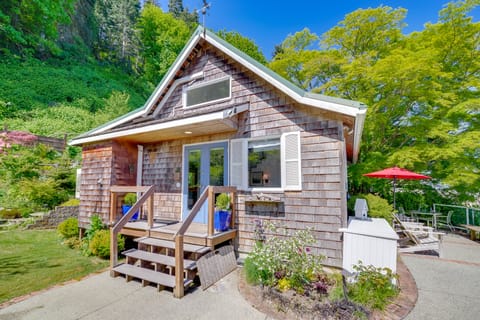 Waterfront Gem w/ 2 Patios on Camano Island House in Camano Island