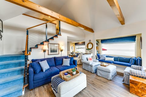 Waterfront Gem w/ 2 Patios on Camano Island House in Camano Island