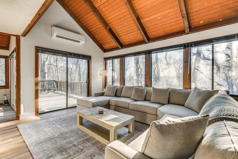 Walk to Ski Slopes: Wintergreen Resort ‘Treehouse’ House in Massies Mill