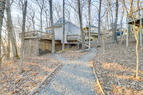 Walk to Ski Slopes: Wintergreen Resort ‘Treehouse’ House in Massies Mill
