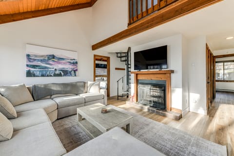 Walk to Ski Slopes: Wintergreen Resort ‘Treehouse’ House in Massies Mill