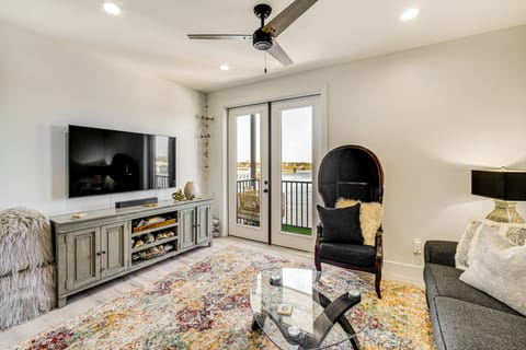 3 Mi to Gulfport Beaches: Waterfront 'Casa Pesce' Apartment in Gulfport