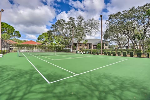 7 Mi to Beach: Condo w/ Pool Access in Bradenton! Apartment in Bradenton