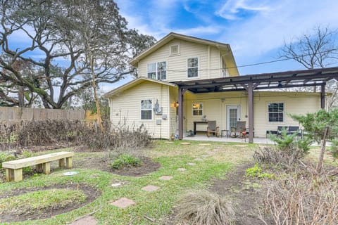 BBQ-Ready Yard, Fire Pit: Peaceful Home House in League City