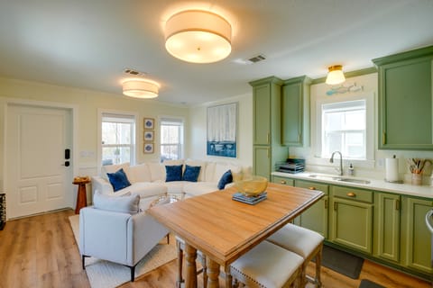 < 1/2 Mi to Beach: Gem w/ Lanai in Pass Christian Cottage in Pass Christian