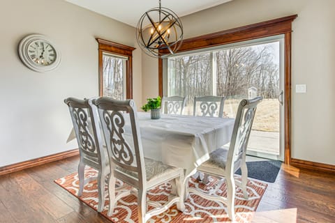 8 Mi to Lambeau Field: Family Home in De Pere! House in De Pere