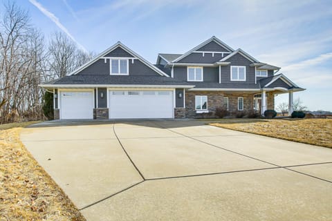 8 Mi to Lambeau Field: Family Home in De Pere! House in De Pere