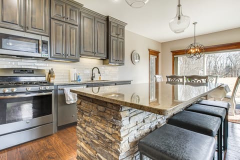 8 Mi to Lambeau Field: Family Home in De Pere! House in De Pere