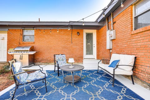 Patio & Fenced Yard: Newly Renovated Hurst Home! House in Hurst