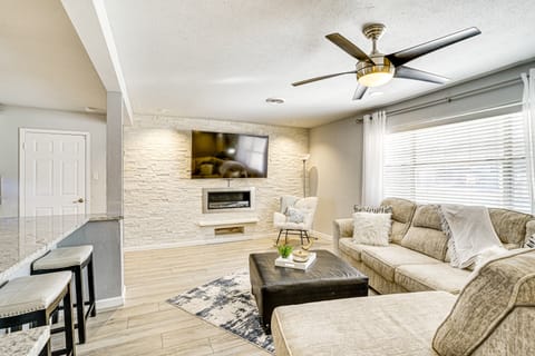 Patio & Fenced Yard: Newly Renovated Hurst Home! House in Hurst