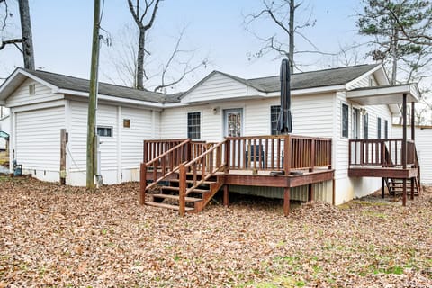 1 Mi to Lake Murray: Pet-Friendly Home w/ Deck House in Leesville