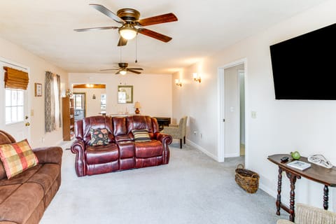 1 Mi to Lake Murray: Pet-Friendly Home w/ Deck House in Leesville