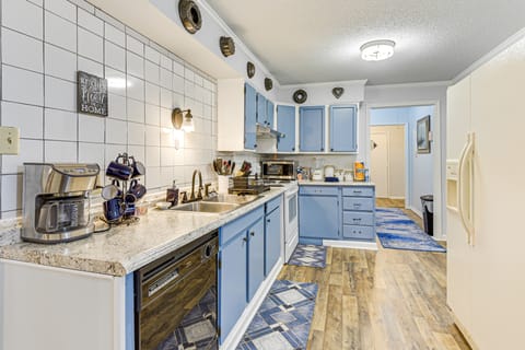 3 Mi to Dtwn Beaufort: Quiet Family Home w/ Yard House in Beaufort