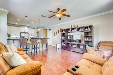 8 Mi to Beach: Home in Mary Esther House in Alabama