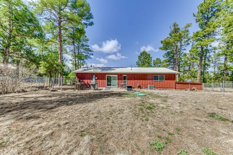 1 Mi to Alto Lake: Mtn-View Home w/ Large Yard! House in Alto
