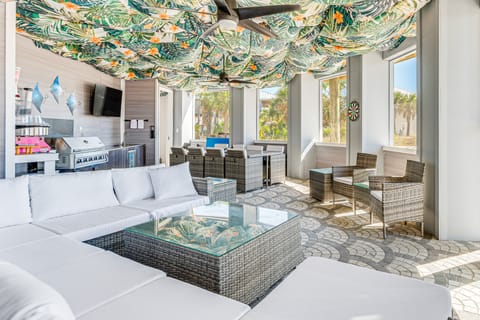 Golf Cart + Elevator: Retreat 1 Block to Beach House in Pensacola Beach