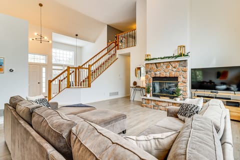 Screened Porch + Fire Pit: Spacious Pocono Retreat House in Pocono Mountains