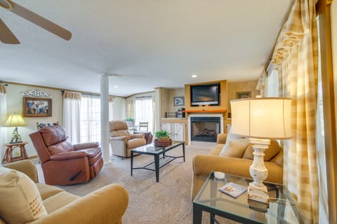 Deck & Fire Pit! Cabin Half-Mi to Tunica Lake House in Mississippi